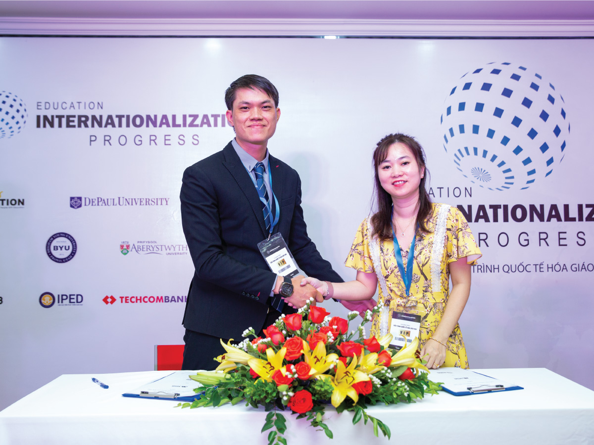 Ông Nguyễn Tiến Nam - CEO Công ty CP Anh ngữ Quốc tế SunUni và bà Nguyễn Thu Trang - Đại diện MSB tiến hành ký kết tài trợ