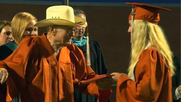 Cựu binh Mỹ lấy bằng tốt nghiệp trung học sau 75 năm