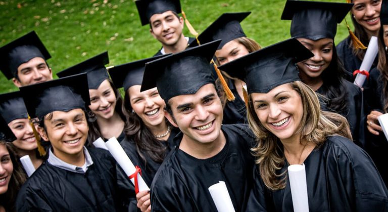 Các trường đại học tại Anh Quốc bị chỉ trích vì “lạm phát” bằng tốt nghiệp