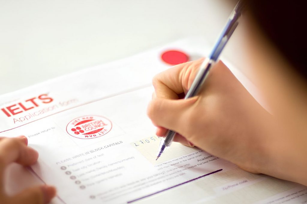 Tuyển sinh đại học 2027: Không bỏ IELTS, chỉ thay đổi cách tính điểm